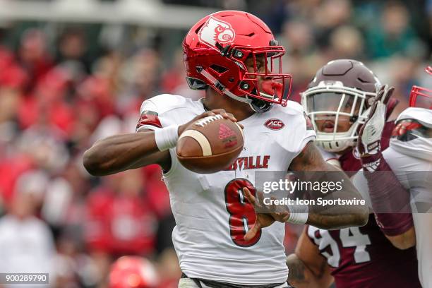 Louisville Cardinals quarterback Lamar Jackson throws a pass during the game between the Louisville Cardinals and the Mississippi State Bulldogs on...