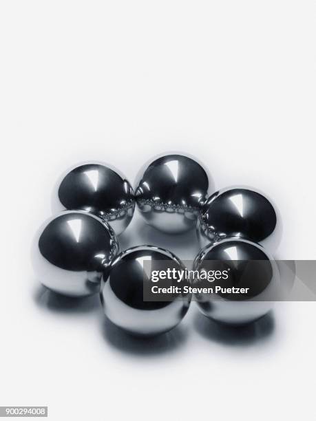 ball bearings forming circle - ball bearings foto e immagini stock