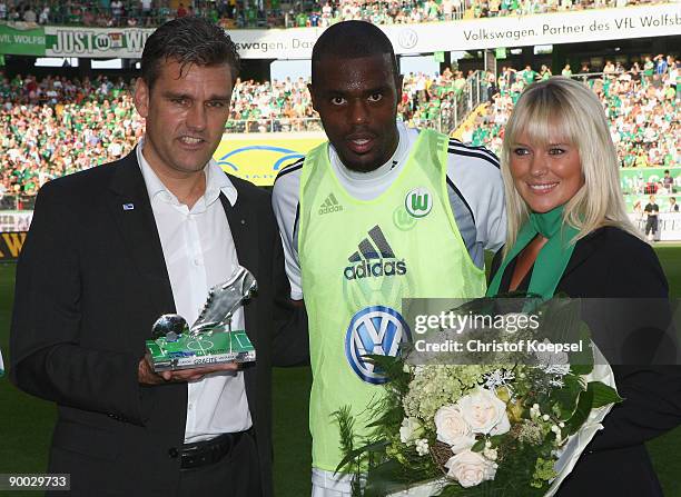 Florian Gothe, president of the players's labour union, called VDV hands out the trophy for the player of the season to Grafite of Wolfsburg prior to...