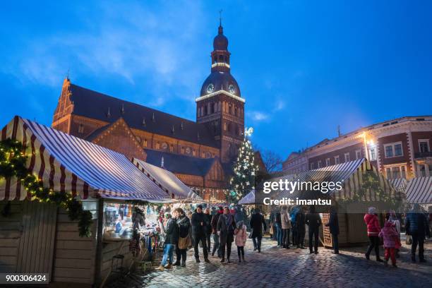 christmas market in riga - riga fotografías e imágenes de stock