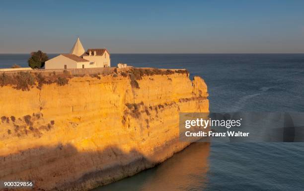 nossa senhora da rocha chapel, rocky coastline, armacao de pera, algarve, portugal - armacao de pera algarve stockfoto's en -beelden