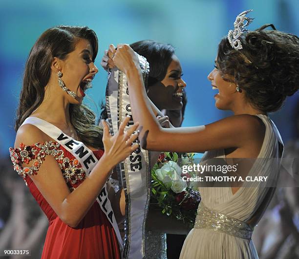 Miss Venezuela Stefania Fernandez is crowned Miss Universe 2009 by 2008 Miss Universe Dayana Mendoza from Venezuela at Atlantis, Paradise Island...