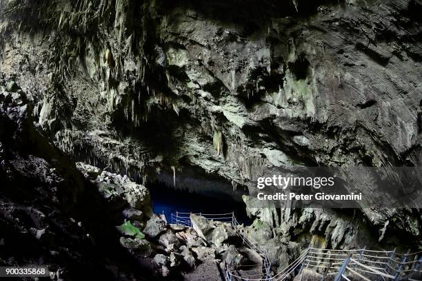 stalactite cave with blue lake, gruta do lago azul, near bonito, matto grosso do sul, brazil - gruta foto e immagini stock