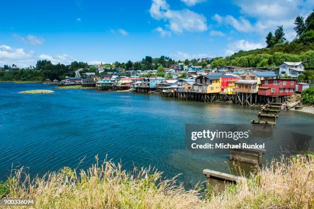 colourful houses in castro, chiloe, chile - castro isla de chiloé fotografías e imágenes de stock