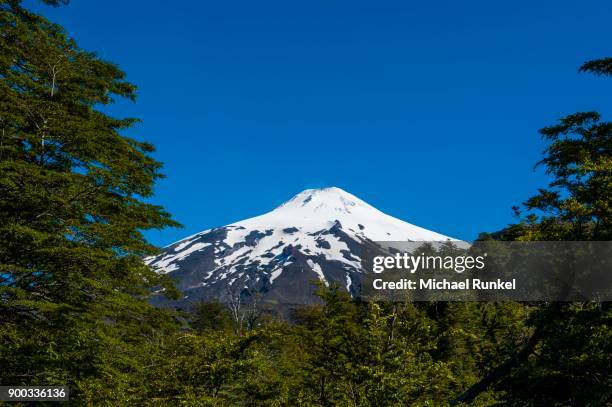 snowcapped volcano villarrica, pucon, southern chile, chile - pucon stockfoto's en -beelden