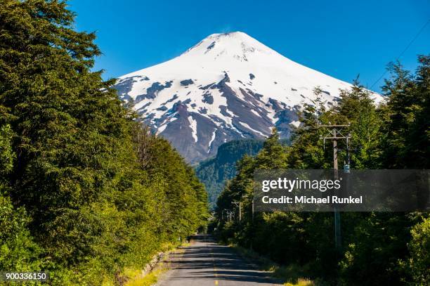 snowcapped volcano villarrica, pucon, southern chile, chile - pucon stockfoto's en -beelden