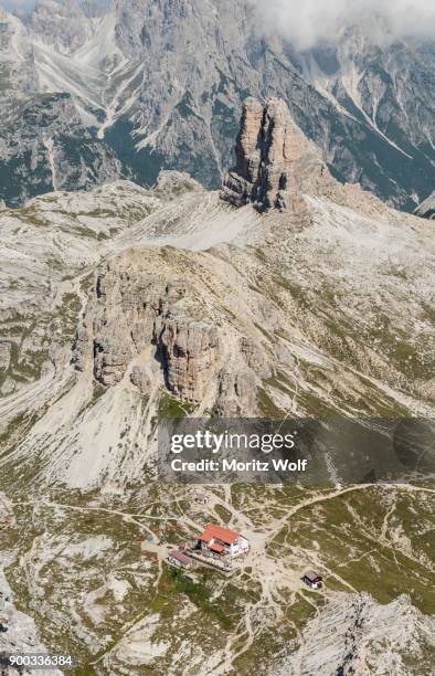three peaks hut and toblinger knoten, sesto dolomites, south tyrol, trentino-south tyrol, alto-adige, italy - knoten stockfoto's en -beelden