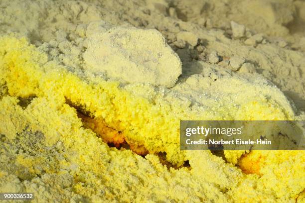 sulphur fumaroles on the gran cratere, vulcano island, lipari islands, italy - cratere vulcano stock-fotos und bilder