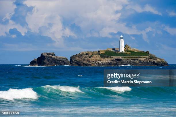 godrevy lighthouse on godrevy island, near gwithian, st ives bay, cornwall, england, great britain - gwithian stock-fotos und bilder