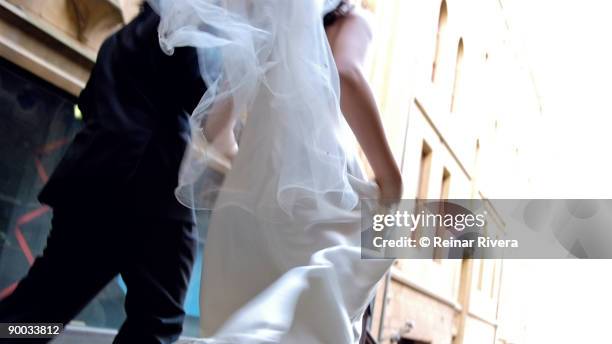 runaway bride  - runaway groom stock pictures, royalty-free photos & images