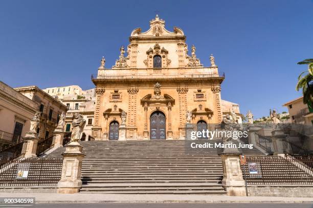 freitreppe with 12 statues of the apostles, cathedral duomo di san pietro, modica, monti iblei, val di noto, unesco world heritage site, provincia di ragusa, sicily, italy - modica sicily stock pictures, royalty-free photos & images