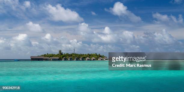 small tropical island, turquoise sea, cloudy sky, gangehi island, ari-atoll, maldives, indian ocean - ari atoll foto e immagini stock