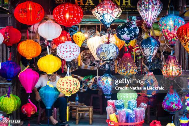 traditional silk lanterns, shop assistant with coloured lanterns, hoi an, vietnam - lampion imagens e fotografias de stock