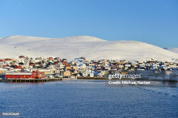 town of honningsvag, island mageroeya, finnmark, norway - mageroya island fotografías e imágenes de stock