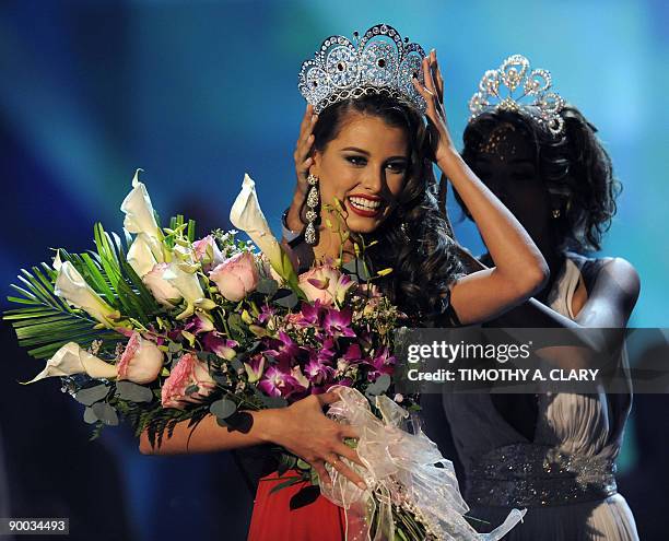 Miss Venezuela Stefania Fernandez is crowned Miss Universe 2009 by 2008 Miss Universe Dayana Mendoza from Venezuela at Atlantis, Paradise Island...
