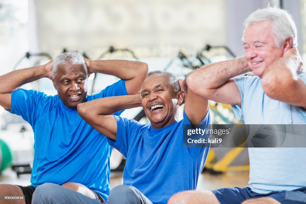 Drie multi-etnische senior mannen bij de uitoefening van de sportschool