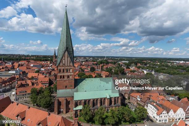 view from the former water tower to the old town with st. johanniskirche, lueneburg, lower saxony, germany - lunebourg photos et images de collection