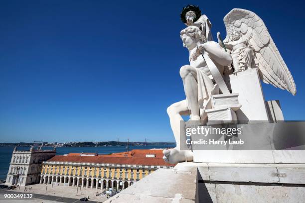 statue on the triumphal arch of rua augusta, arco da rua augusta, baixa district, lisbon, portugal - baixa quarter stock pictures, royalty-free photos & images