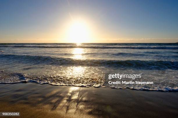 sunset, beach of sennen cove, sennen, cornwall, england, great britain - sennen stockfoto's en -beelden