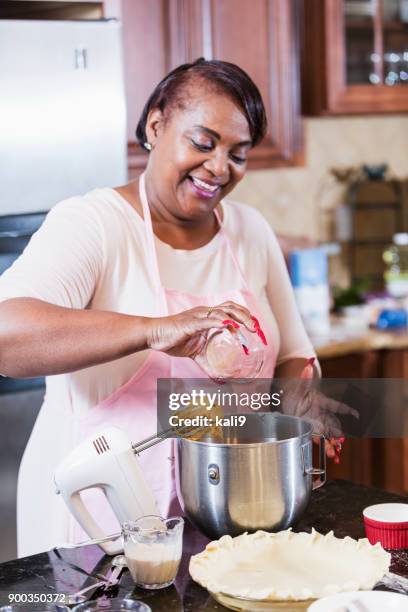 reife afroamerikanerin machen sweet potato pie - baked sweet potato stock-fotos und bilder