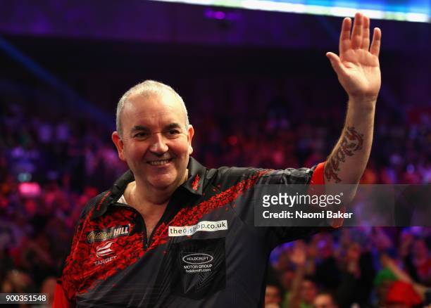 Phil Taylor of England shows his appreciation to the crowd after he loses the PDC World Darts Championship final against Rob Cross of England on Day...