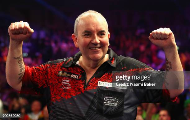 Phil Taylor of England shows his appreciation to the crowd after he loses the PDC World Darts Championship final against Rob Cross of England on Day...