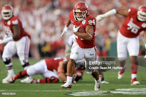 Rodney Anderson of the Oklahoma Sooners runs the ball down field for a 41 yard touchdown in the 2018 College Football Playoff Semifinal Game agains...