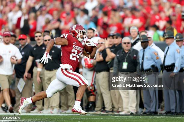 Rodney Anderson of the Oklahoma Sooners runs the ball down field for a 41 yard touchdown in the 2018 College Football Playoff Semifinal Game agains...