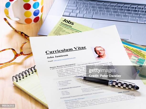 senior job searcher's resume cv. - currículum vitae fotografías e imágenes de stock