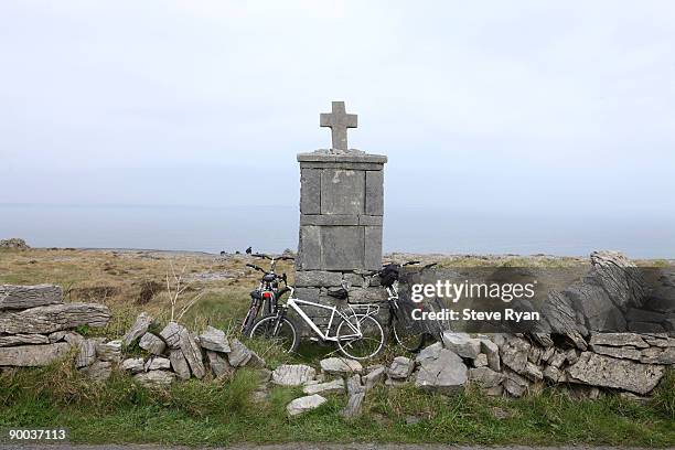 aran islands bikes & monument - inis mor stock pictures, royalty-free photos & images