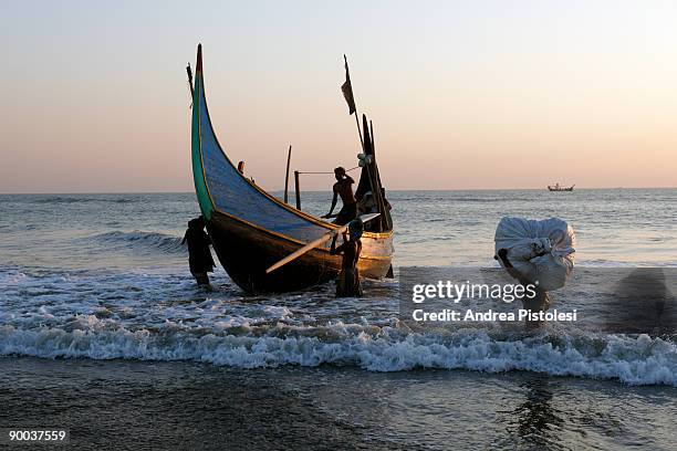 fishing boat on cox's bazar beach, bangladesh - cox's bazar stock pictures, royalty-free photos & images