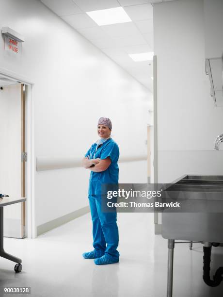 nurse in hospital hallway near scrub area - surgical mask stock-fotos und bilder