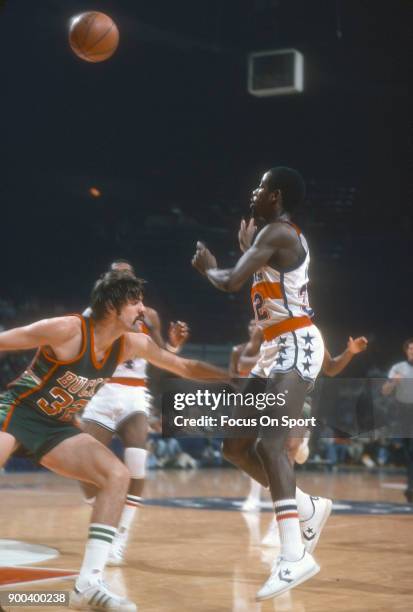 Brian Winters of the Milwaukee Bucks in action against Larry Wright of the Washington Bullets during an NBA basketball game circa 1977 at the Capital...