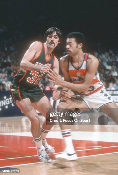 Brian Winters of the Milwaukee Bucks in action against Phil Chenier of the Washington Bullets during an NBA basketball game circa 1977 at the Capital...