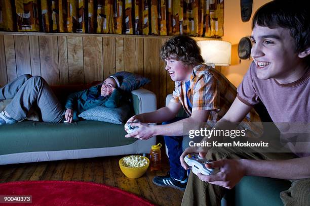 teens playing video games - game three stockfoto's en -beelden