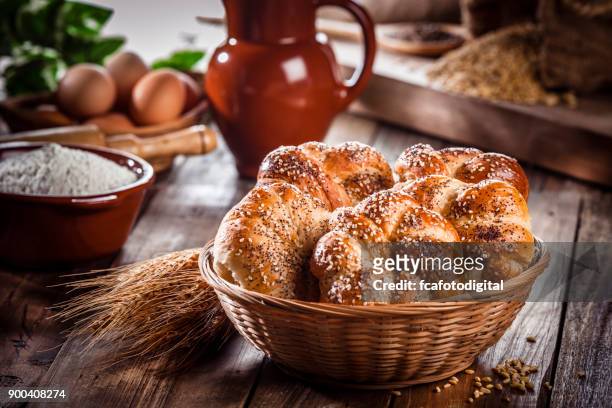 bolos de pão com sementes de sésamo e papoila em uma cesta de vime - poppy seed - fotografias e filmes do acervo