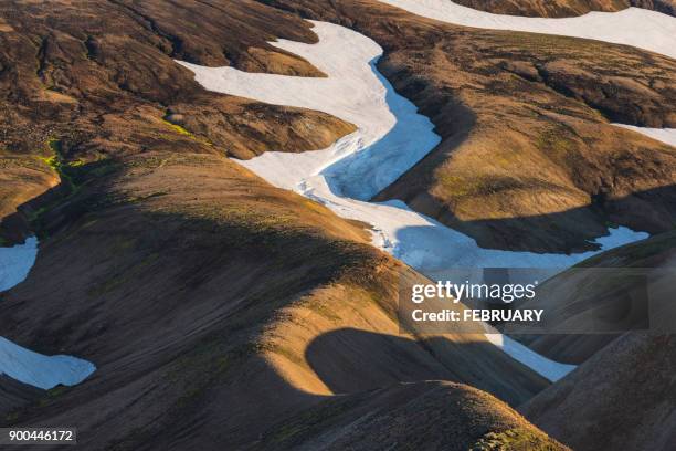 landscape of landmannalaugar - markierung für tiere stock-fotos und bilder