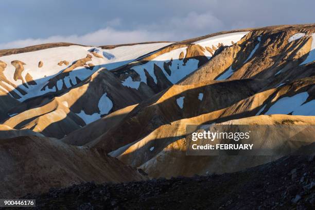 landscape of landmannalaugar - markierung für tiere stock-fotos und bilder