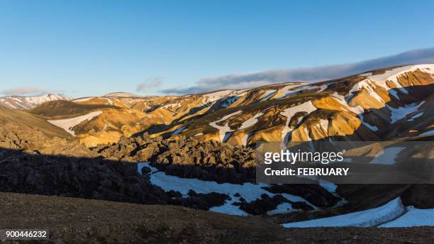 landscape of landmannalaugar - markierung für tiere stock-fotos und bilder