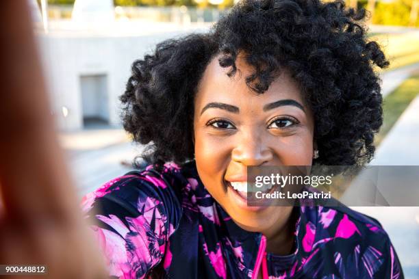 curvilínea jovem negra exercendo, tendo formação de desporto no parque público da cidade - curvy black women - fotografias e filmes do acervo