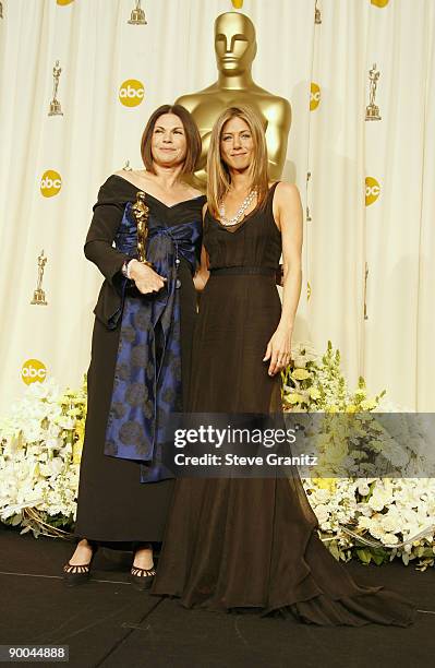 Colleen Atwood, winner Best Costume Design for �Memoirs of a Geisha�, with presenter Jennifer Aniston