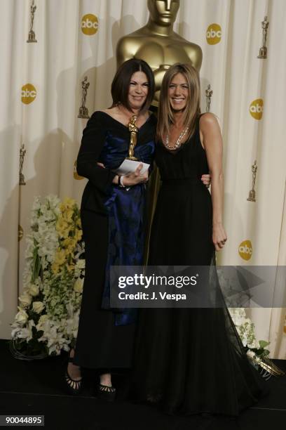 Colleen Atwood, winner Best Costume Design for �Memoirs of a Geisha�, with presenter Jennifer Aniston