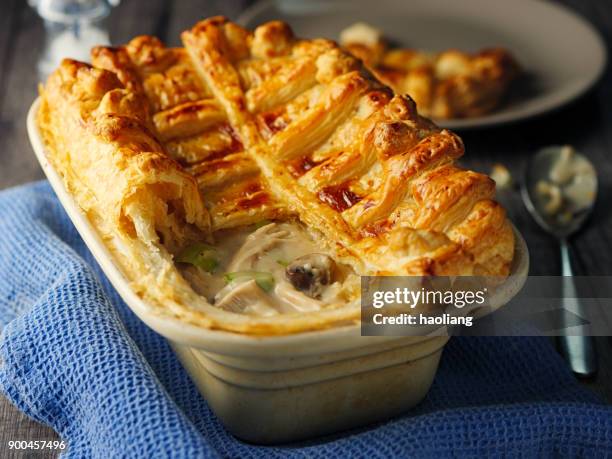 chicken mushroom leek pie - torta salgada imagens e fotografias de stock