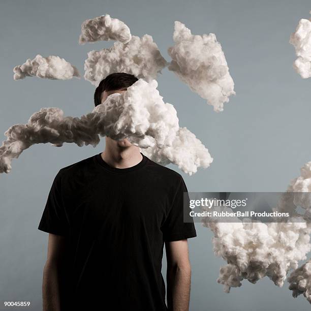 hombre de pie en una nube de humo - estar-en-las-nubes fotografías e imágenes de stock