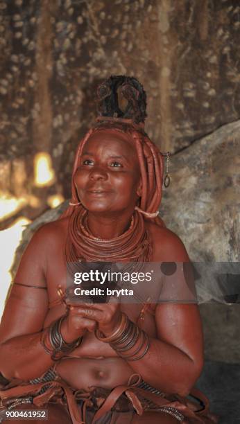 sposata himba donna seduta all'interno capanna nel villaggio vicino a opuwo - opuwo tribe foto e immagini stock