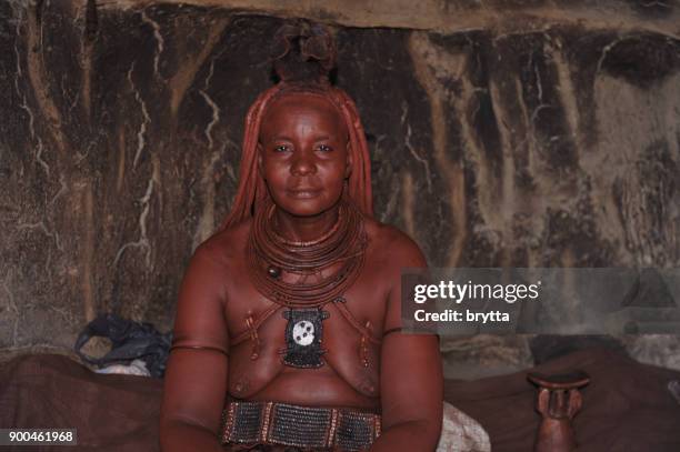 sposata himba donna seduta all'interno capanna nel villaggio vicino a opuwo - opuwo tribe foto e immagini stock