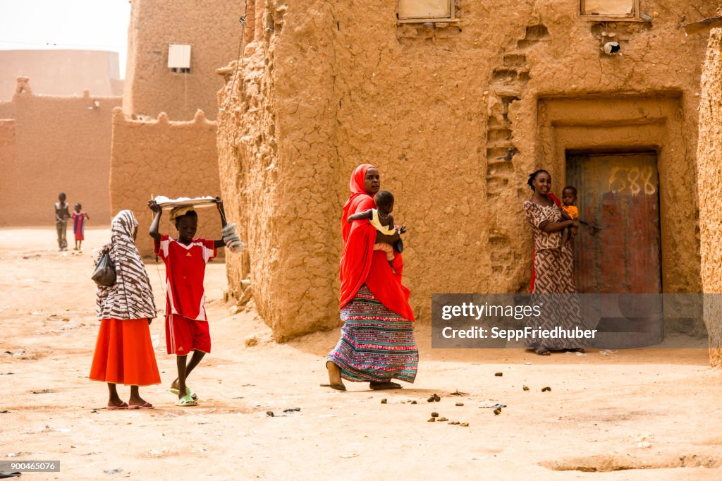 Gruppe von Frau in den Straßen von Agadez