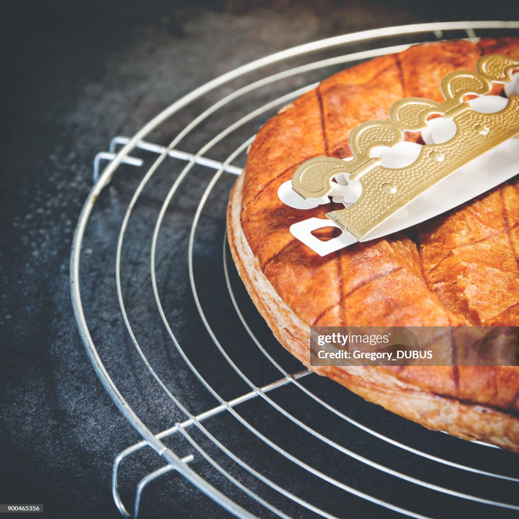 Hausgemachte Epiphanie König Kuchen Gebäck Nahaufnahme mit traditionellen Goldpapier Krone