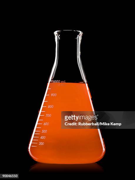 erlenmeyer flask with colored liquid - beuta foto e immagini stock