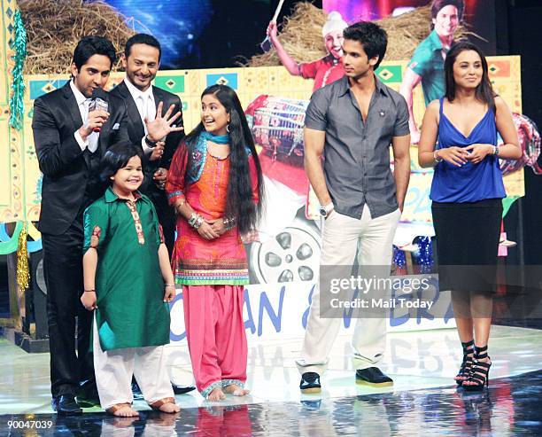 VJs Ayushman and Nikhil Chinnappa, child actors Avika Gor and Saloni, Rani Mukherjee and Shahid Kapur at the finale of the reality show India's Got...